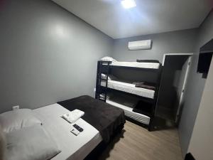 Postel nebo postele na pokoji v ubytování ON HOSTEL II Gru Aeroporto Translado 24 hs