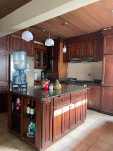 une cuisine avec des armoires en bois et un comptoir dans l'établissement Casa Veraniega león, à León