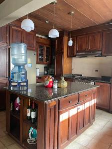 une cuisine avec des armoires en bois et un comptoir dans l'établissement Casa Veraniega león, à León 15 autres photos