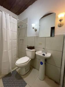 une salle de bains avec toilettes et lavabo dans l'établissement Casa Veraniega león, à León