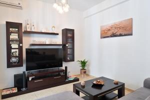 Televízia a/alebo spoločenská miestnosť v ubytovaní Dafni's house