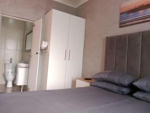 Katil atau katil-katil dalam bilik di The Private and Cosy Guest House 5 +1 gambar
