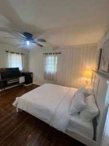 Un dormitorio con una cama blanca y un ventilador de techo. en Private Room in Milledgeville, en Milledgeville 9 fotos más