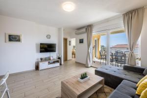 Televiisor ja/või meelelahutuskeskus majutusasutuses Apart sa Terasom 250m od Plaže,Parking,Wi Fi,Roštilj