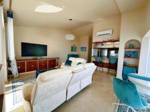 Μια τηλεόραση ή/και κέντρο ψυχαγωγίας στο 2 bedrooms bungalow with amazing view and private jacuzzi