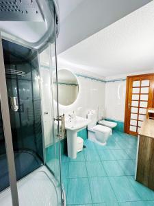 Ένα μπάνιο στο 2 bedrooms bungalow with amazing view and private jacuzzi