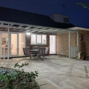 a patio with a table and chairs on it at Happy Day 温馨小居-Walk to Warwick Uni & Cannon Park in Coventry that offers free parking in Coventry