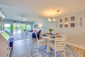 Photo de la galerie de l'établissement Private Balcony with Water Views Welaka Condo!, à Welaka