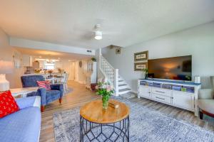 Televisyen dan/atau pusat hiburan di Private Balcony with Water Views Welaka Condo!
