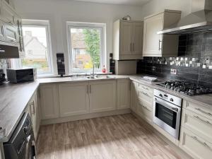 Η κουζίνα ή μικρή κουζίνα στο Modern 2 bed with secure driveway