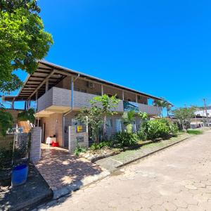 a building with a fence in front of a street at 06 Residencial Lazzaris a poucos metros do Beto Carrero in Penha