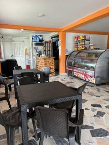 een restaurant met tafels en stoelen in een kamer bij hotel el oasis de garzon in Garzón +3 foto's