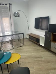 FuenmayorにあるCasa Pepaのリビングルーム(テレビ、テーブル、椅子付)
