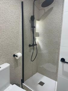 FuenmayorにあるCasa Pepaの浴室のガラス扉付きシャワー +4枚の写真