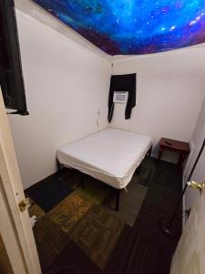 a small room with a bed with a starry ceiling at Grateful Hemphill B in Atlanta