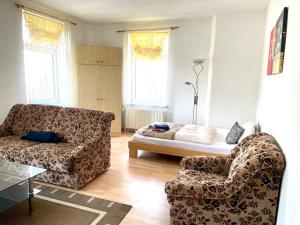 un soggiorno con un divano e un letto di New Living Home a Boizenburg