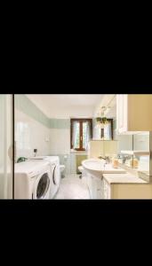 a bathroom with a washing machine and a sink at Casa vilma in Peschiera del Garda