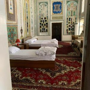 Ένα ή περισσότερα κρεβάτια σε δωμάτιο στο Mekhtar famili 18th century old hause historical UNESCO HERITAGE List 1 minutes to Bukhara Old Town Square Est-Since 1826 for Walk in Guest PARKING, COZY ROOM, BEST LOCATION AND STRONG WIFI