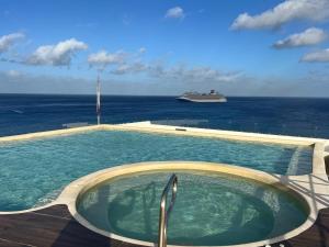 una piscina con nave da crociera nell'oceano di DSoleil a Cozumel