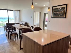 un soggiorno con tavolo e sedie e una sala da pranzo di DSoleil a Cozumel