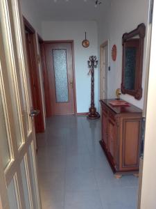 a hallway with a room with a mirror and a door at La Corte del Gavi in Bosio
