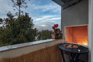 una mesa en un balcón con vistas a la ciudad en Studio com churrasq 650m da Torre Panorâmica RME047, en Curitiba