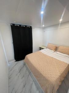 Ένα ή περισσότερα κρεβάτια σε δωμάτιο στο Maison calme et lumineuse