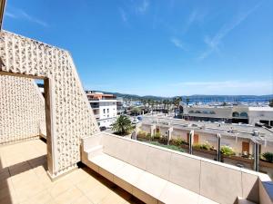 un balcon avec vue sur une ville dans l'établissement Superbe Appartement T3 vue mer en centre ville à 5 minutes à pied de la plage, à Cavalaire-sur-Mer