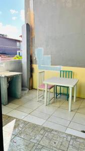 una mesa y dos sillas sentadas en el techo en Lar das Estações, en Itacaré