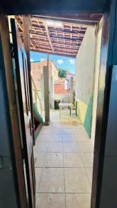 una puerta abierta de una habitación con mesa y vistas en Lar das Estações, en Itacaré