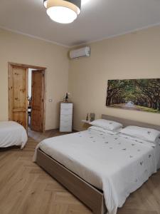 Family's Affairs في بومباي: غرفة نوم بها سريرين ولوحة على الحائط