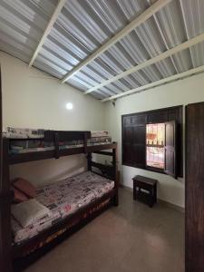 a room with two bunk beds and a window at Guanentina Casa Campestre-Villanueva, cerca Barichara in Villanueva
