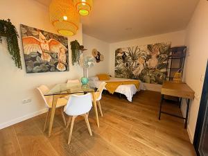 a room with a bed and a table and chairs at Candela 1 Tenerife Precioso apartamento en candelaria in Candelaria