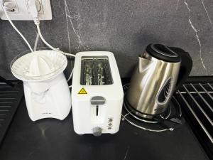 a white blender sitting on top of a counter at Candela 1 Tenerife Precioso apartamento en candelaria in Candelaria