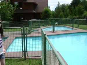 a woman standing in front of two swimming pools at Rbk° Disfruta de Cómoda Casa en Pucón in Pucón
