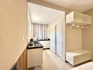 Your Home - Studios Boutique Hotel的厨房或小厨房