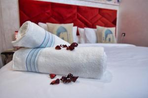 Postel nebo postele na pokoji v ubytování Hotel Dar Annasr