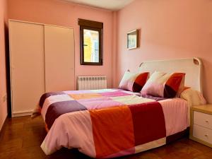 Postel nebo postele na pokoji v ubytování Casa acogedora en el centro histórico de Cuéllar
