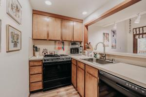Dapur atau dapur kecil di Condo 91SW with a River View and close to Community Amenities