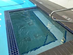 Kolam renang di atau dekat dengan Condo 91SW with a River View and close to Community Amenities