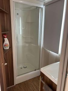 Koupelna v ubytování Mobil home au castellas marseillan
