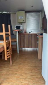Kuchyň nebo kuchyňský kout v ubytování Mobil home au castellas marseillan