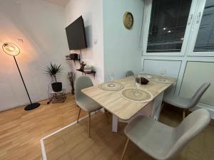 Μια τηλεόραση ή/και κέντρο ψυχαγωγίας στο Elena Apartment 2