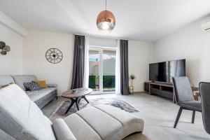 een woonkamer met een bank en een tv bij Villa Gold Residence 2 in Mlini