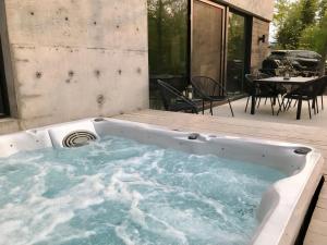 苏必利尔湖SpaHaus #128的庭院内的热水浴池,配有桌椅