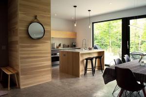 a kitchen and dining room with a table and chairs at SpaHaus #128 in Lac-Superieur