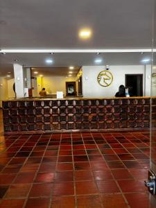 a lobby with a bar with a clock on the wall at Flat Cavalinho Branco 119 in Águas de Lindoia +21 photos