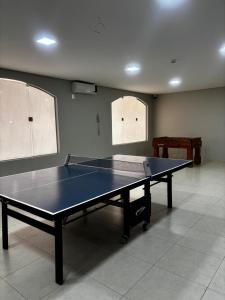 a ping pong table in a room with at Flat Cavalinho Branco 119 in Águas de Lindoia