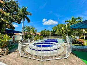 内瓦Hotel Mar Azul Neiva的度假村的游泳池,配有蓝色遮阳伞