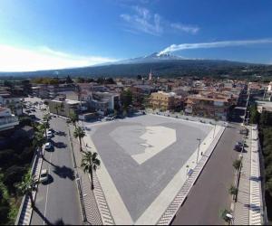 an aerial view of a city with a mountain in the background at Delia home service in Fiumefreddo di Sicilia